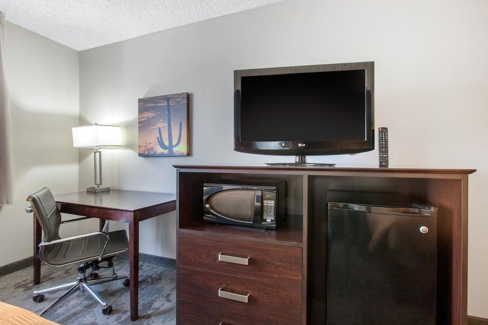Clarion I-40 Route 66 Inn 2*